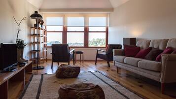 Apartamento, 2 quartos, vista para o rio | Área de estar | TV de tela plana