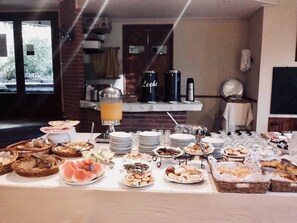 Free daily buffet breakfast