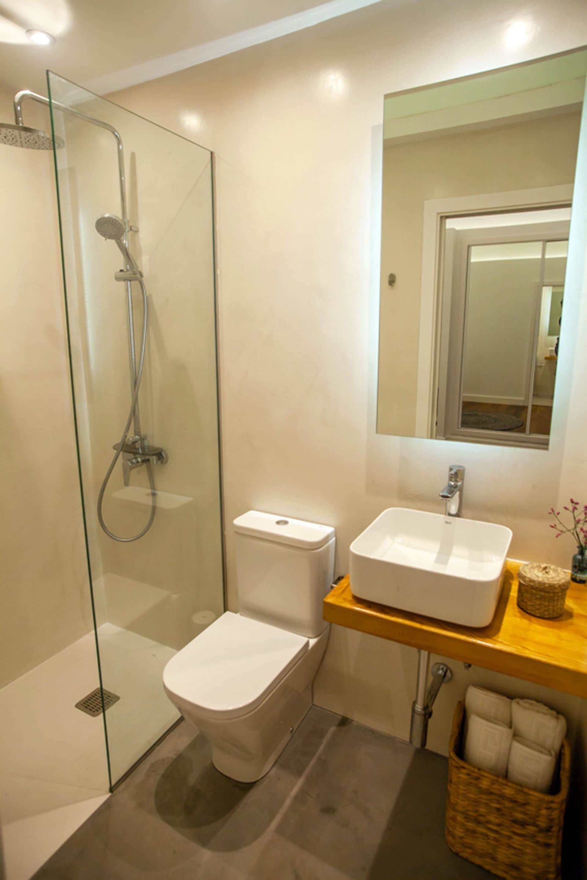 superior double room | bathroom | shower, rainfall showerhead, free toiletries, hair dryer