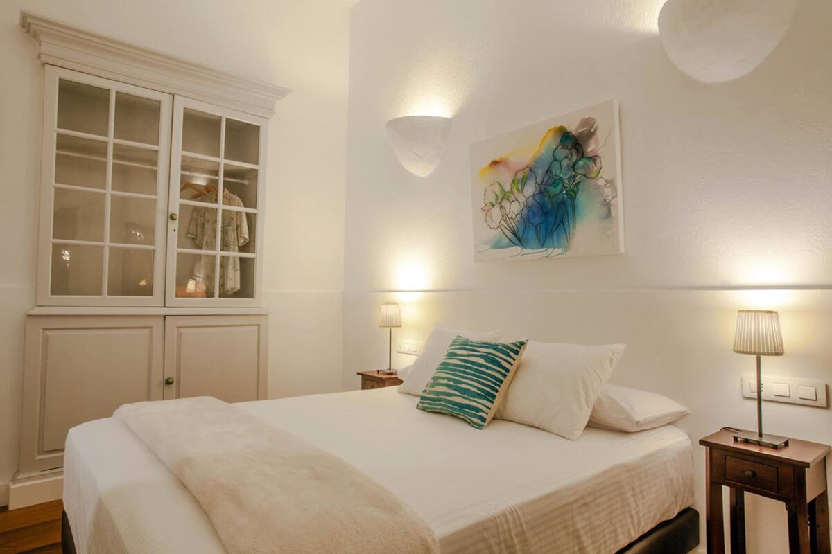 double room | memory-foam beds, individually decorated, individually furnished, desk