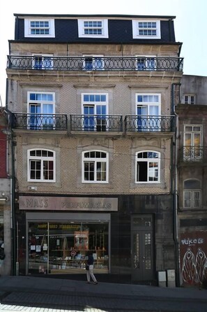 A building with a shop on the ground floor named "Mass Perfumarias." - Citybreak-Apartments São Bento (Porto)