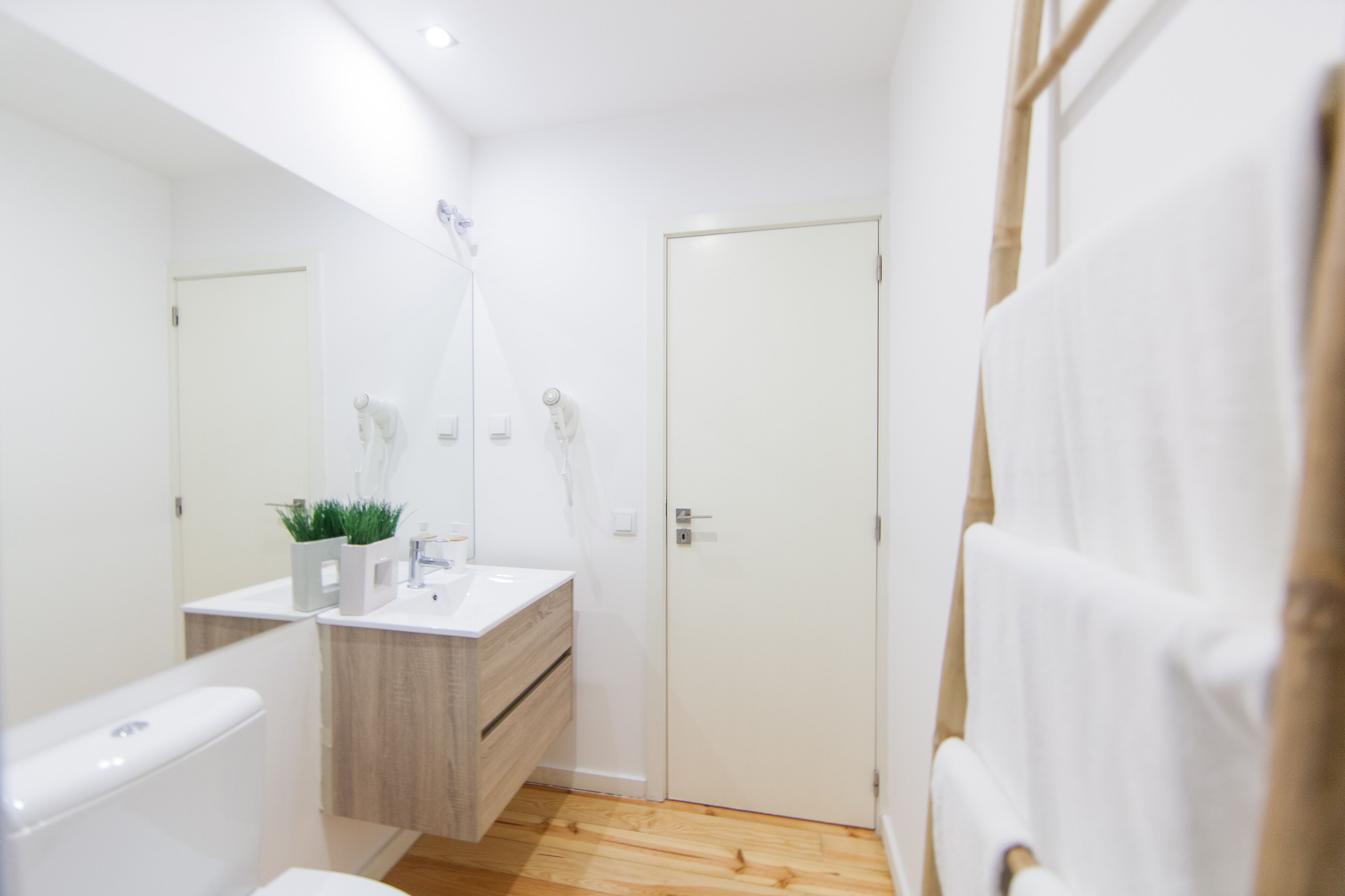 Ein modernes Badezimmer mit Toilette, Waschbecken und Duschbereich.