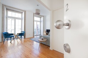 Departamento, 1 habitación | Sala de estar | Televisión de pantalla plana 