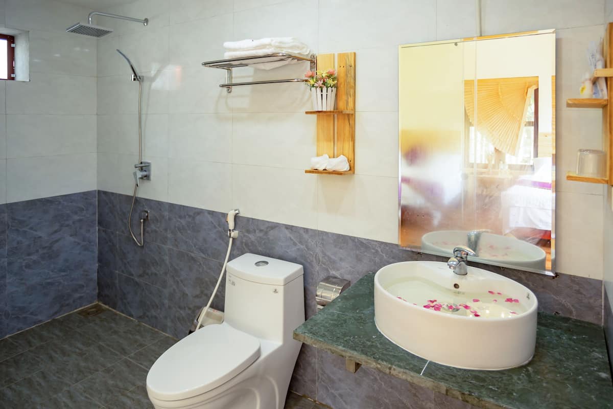 panoramic quadruple room | bathroom | shower, free toiletries, hair dryer, slippers