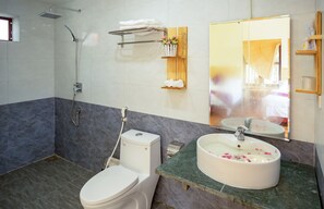 Panoramic Quadruple Room | Bathroom | Shower, free toiletries, hair dryer, slippers - Tam Coc Lavender Homestay (Hoa Lu)