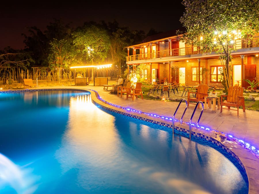 Una piscina al aire libre, sombrillas, tumbonas