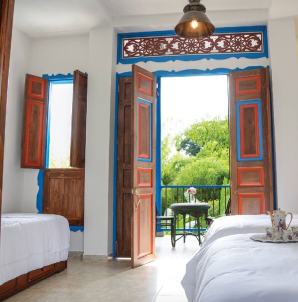 Quarto triplo luxo, para não fumantes | Ferros/tábuas de passar roupa, Wi-Fi de cortesia, roupa de cama