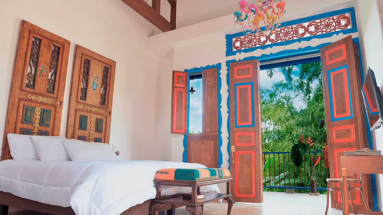 Quarto casal luxo, 1 cama King, para não fumantes | Ferros/tábuas de passar roupa, Wi-Fi de cortesia, roupa de cama