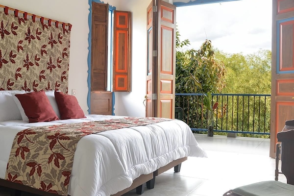 Habitación Deluxe doble, 1 cama de matrimonio grande, no fumadores | Tabla de planchar con plancha, wifi gratis, ropa de cama