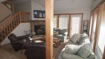 House | Ruang tamu | TV skrin rata, pendiangan, pemain DVD