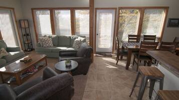 Nhà | Khu phòng khách | TV màn hình phẳng, lò sưởi, đầu đĩa DVD