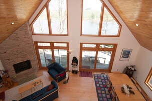 Casa | Sala de estar | Una televisión de pantalla plana, una chimenea