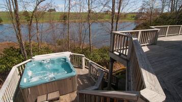 House | Outdoor spa tub