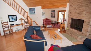 House | Living area | Flat-screen TV, fireplace