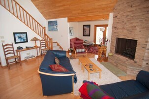 Casa | Zona de estar | Una televisión de pantalla plana, una chimenea