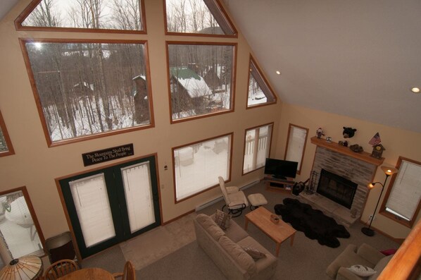 Casa | Área de sala de estar | Televisión de pantalla plana, chimenea y reproductor de DVD 