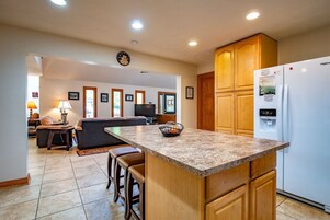 Refrigerador, microondas, placa de cocina, lavavajillas