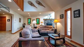 House | Living room | Flat-screen TV, fireplace, DVD player