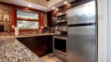 House (Valley View Lodge) | Private kitchen