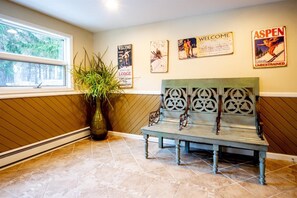 Living room - Valley View Lodge (Davis)