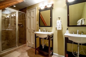House (Valley View Lodge) | Bathroom | Towels, soap, toilet paper