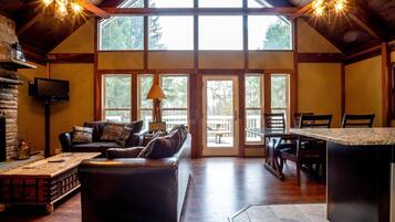 Maison (Valley View Lodge) | Salle de séjour | Téléviseur à écran plat, foyer, lecteur de DVD
