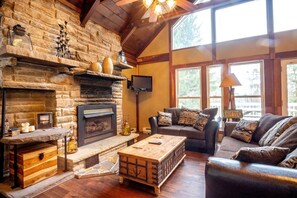 House (Valley View Lodge) | Living room