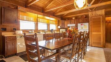Rumah | Dapur pribadi | Lemari es, microwave, oven, dan kompor