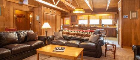 Hus | Stue | Tv, pejs, dvd-afspiller