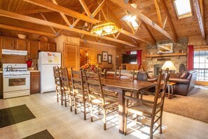 Talo | Yksityinen keittiö | Jääkaappi, mikroaaltouuni, uuni, liesi