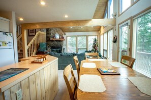 House | Private kitchen | Fridge, microwave, stovetop, dishwasher - The Cabin (Davis)