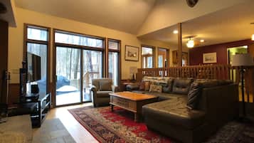 House | Living room | Flat-screen TV, fireplace, DVD player