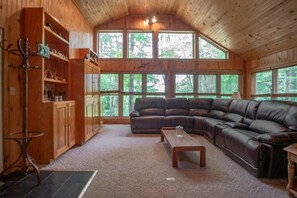 独立别墅 | 客厅 | 平板电视、壁炉、DVD 播放器