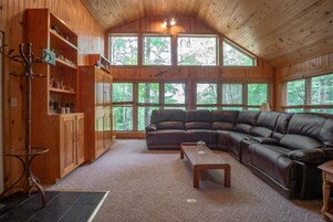 Casa | Sala de estar | Una televisión de pantalla plana, una chimenea, un reproductor de DVD