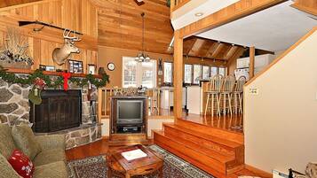 House | Living room | Flat-screen TV, fireplace, DVD player