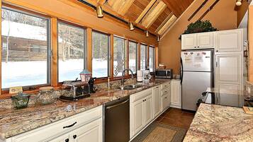 House | Private kitchen | Fridge, microwave, stovetop, dishwasher