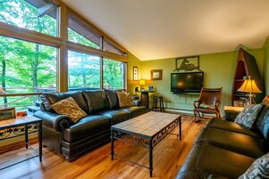 Televisión, chimenea, reproductor de DVD, futbolito