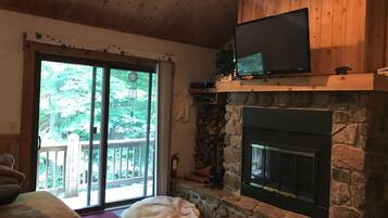 2 bedrooms, desk, WiFi, bed sheets