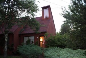 Fachada de la propiedad por la tarde o noche