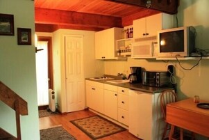 Refrigerador, lavavajillas, cafetera/tetera, horno eléctrico