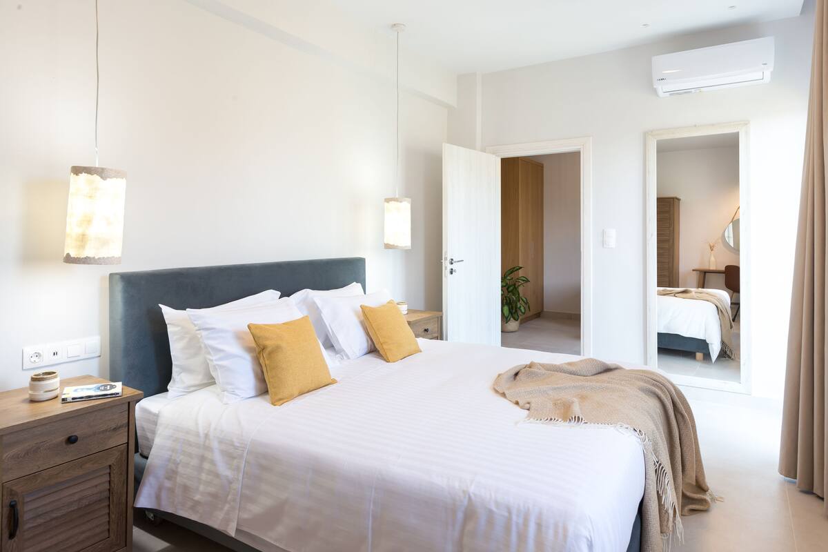 Deluxe Suite | 1 bedroom, Egyptian cotton sheets, premium bedding, in-room safe