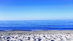 A beach with a clear sky and calm sea. - Calmare (Rethymno)
