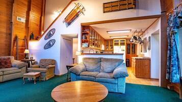 House | Ruang tamu | TV skrin rata, pendiangan, pemain DVD, mainan