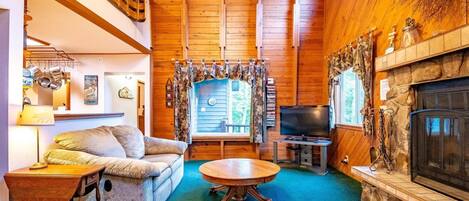 House | Living room | Flat-screen TV, fireplace, DVD player, toys