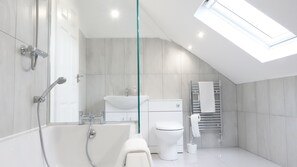 Elite Apartment, 1 Bedroom, Garden View (APT 4) | Bathroom | Deep soaking tub, free toiletries, hair dryer, towels - The Hatton Apartments (Feltham)
