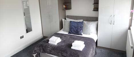 Comfort trippelrum - privat badrum (Room 4) | Ljudisolering, gratis wi-fi och sÀngklÀder