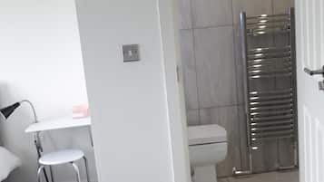 Comfort-Dreibettzimmer, eigenes Bad (Room 4) | Schallisolierte Zimmer, kostenloses WLAN, Bettwäsche