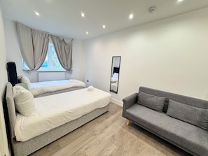 Comfort Double or Twin Room (Room 1) | Soundproofing, free WiFi, bed sheets - The Hatton Rooms (Feltham)