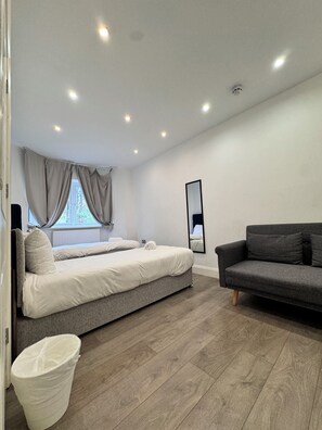 Comfort Double or Twin Room (Room 1) | Soundproofing, free WiFi, bed sheets - The Hatton Rooms (Feltham)