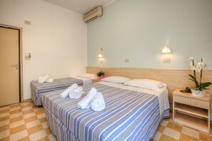 Standaard kamer, 1 twee- of 2 eenpersoonsbedden | Babybedden, extra bedden, gratis wifi, beddengoed